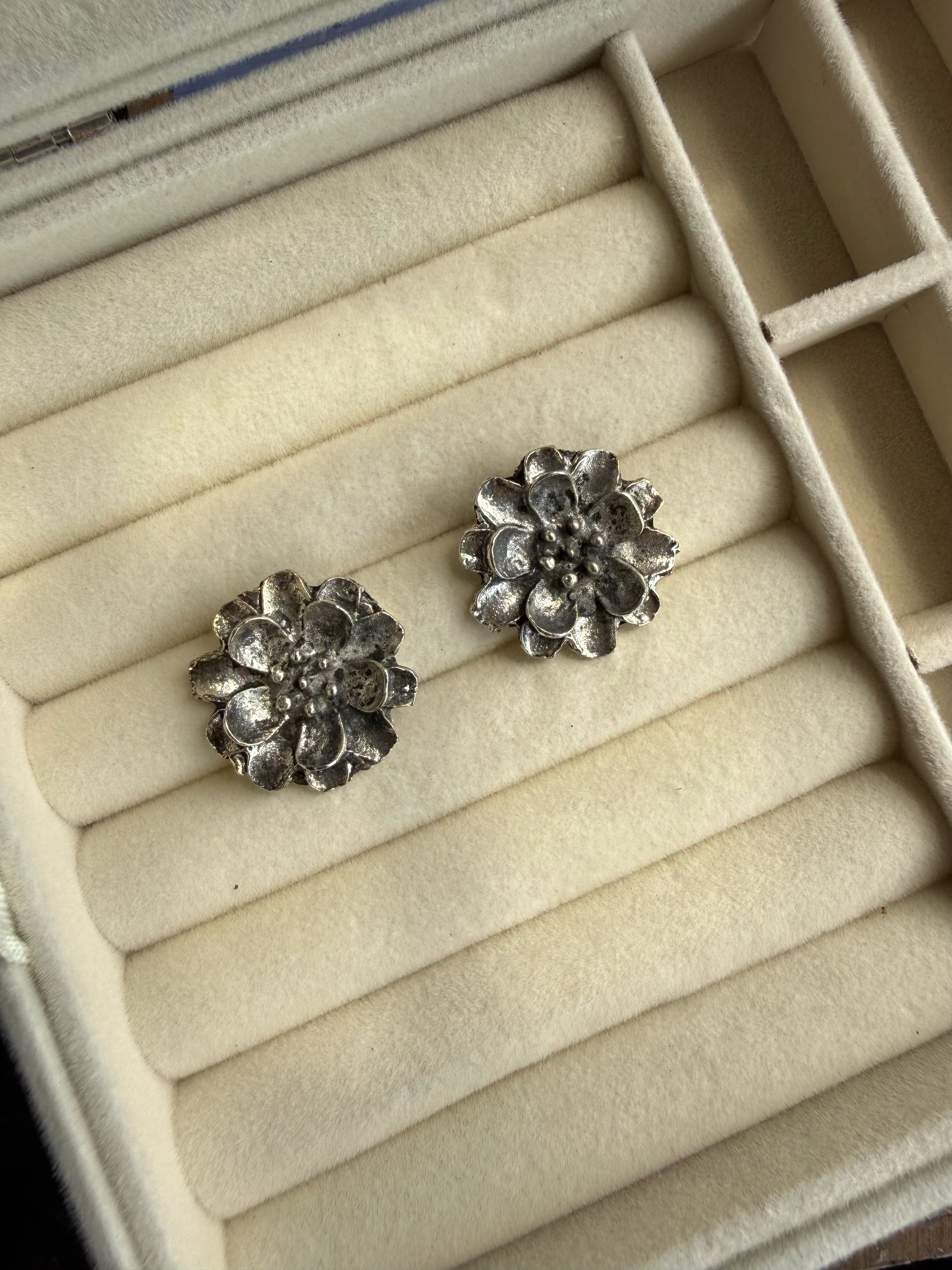 Flower studs