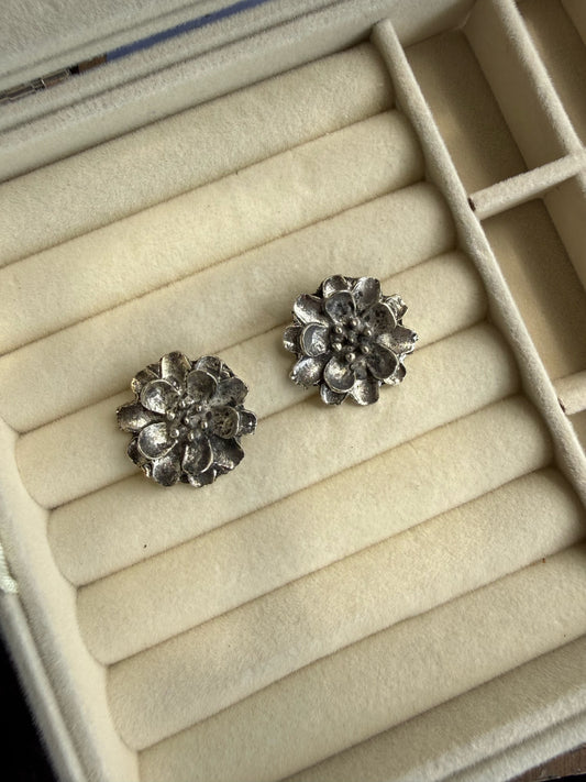 Flower studs