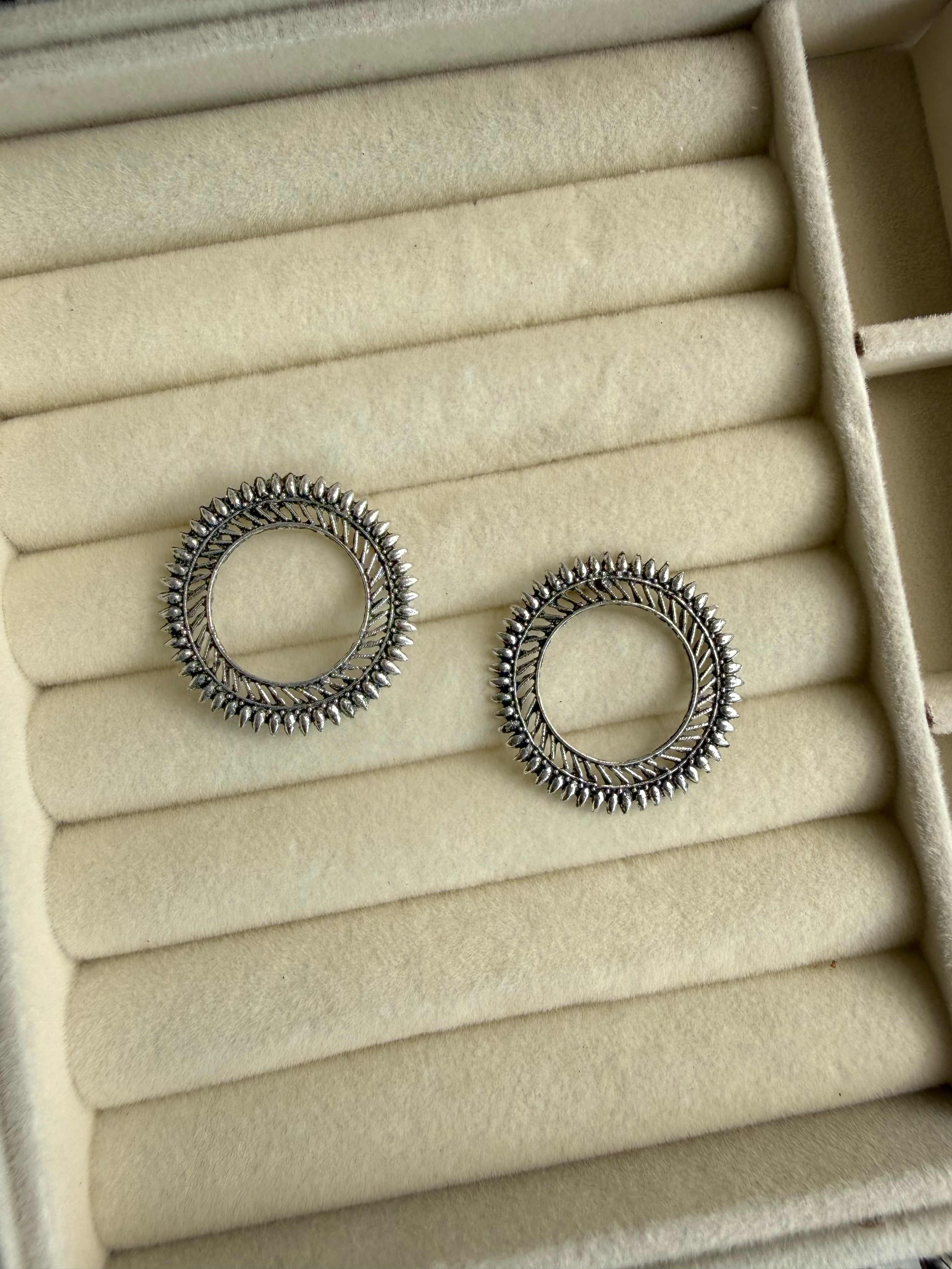 Round Studs